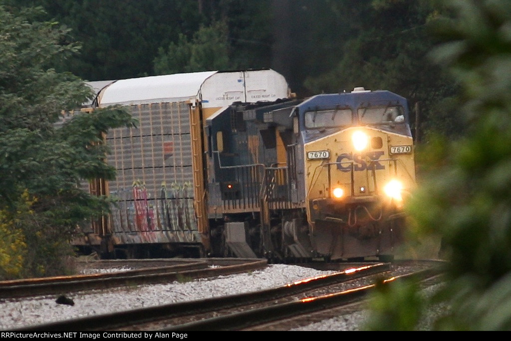 CSX C40-8Ws 7670 and 7618 round the curve